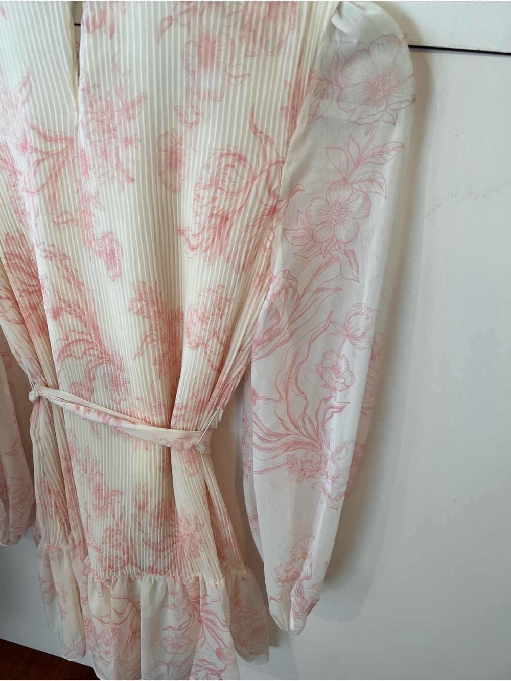 NWT BCBG coquette Floral Chiffon Mini Pleated Long Sleeve Tie Waist Romantic - Picture 13 of 14